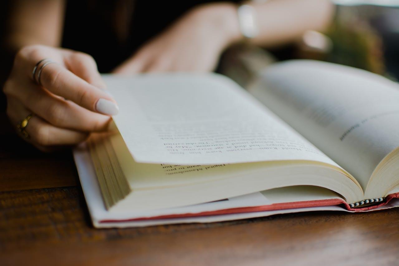 Человек читает книгу